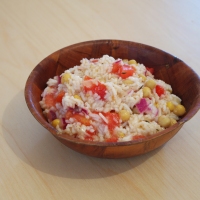 Salade de riz avec de la sauce chien